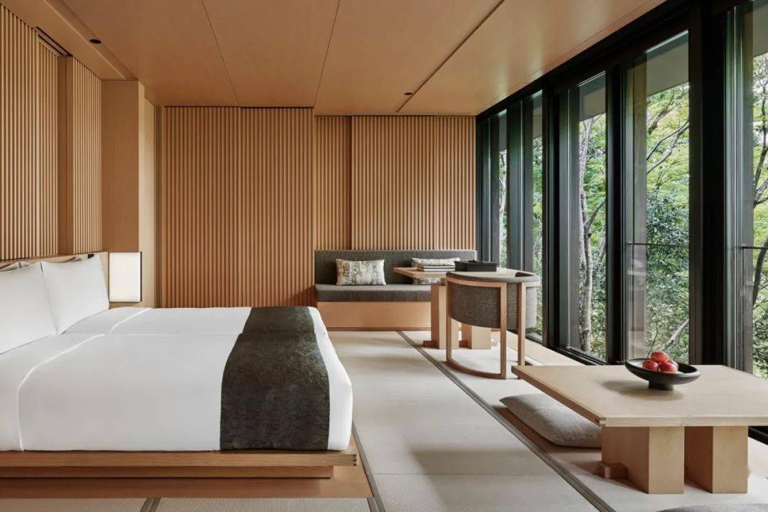 鹰峰阁 08aman kyoto套房室内是经典的安缦风格——以当代设计重新