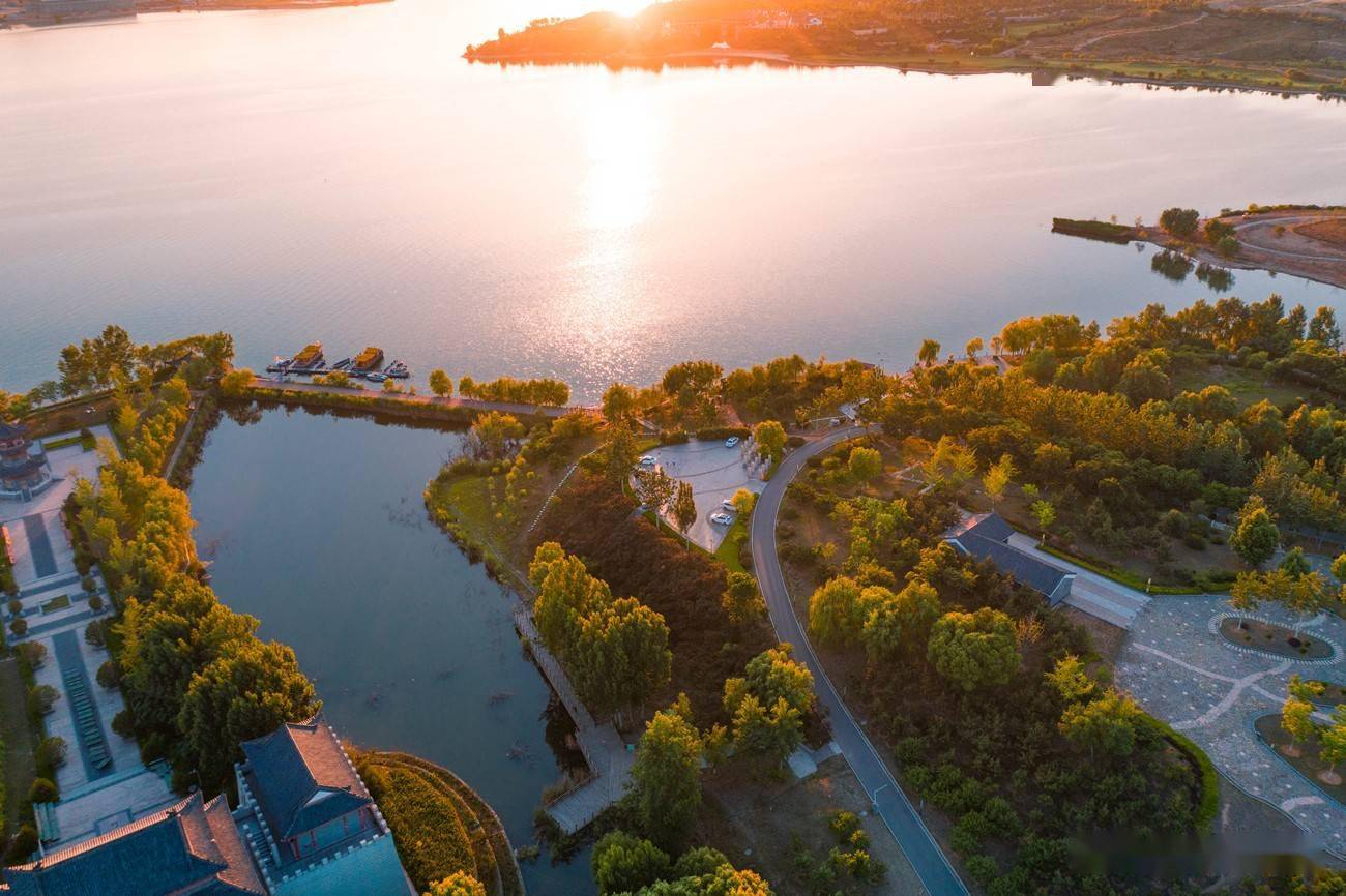 i莱芜you她有一个好听的别名叫凤城雪野湖被称之为夏威夷分海