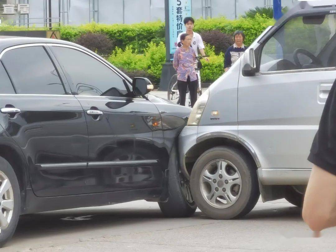 上方视频为事故发生后的现场视频今天(2021年6月10日)下午四点多,位于