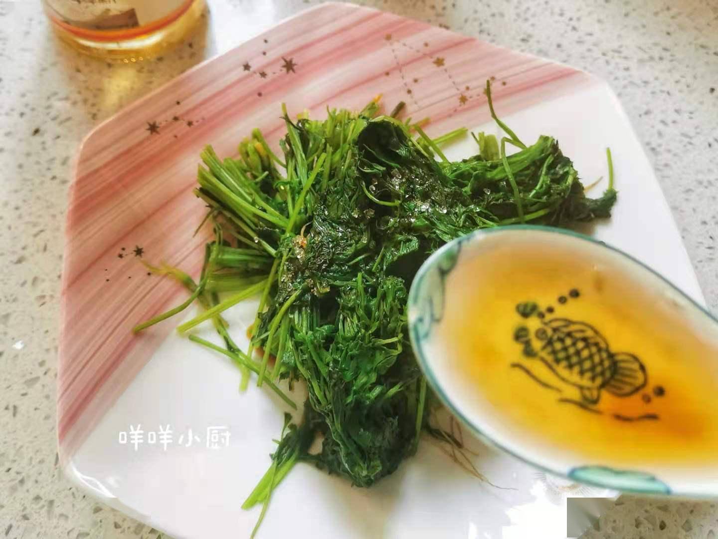 大多数人丢掉的胡萝卜苗,简单几步就是一盘开胃小菜,1分钟学会