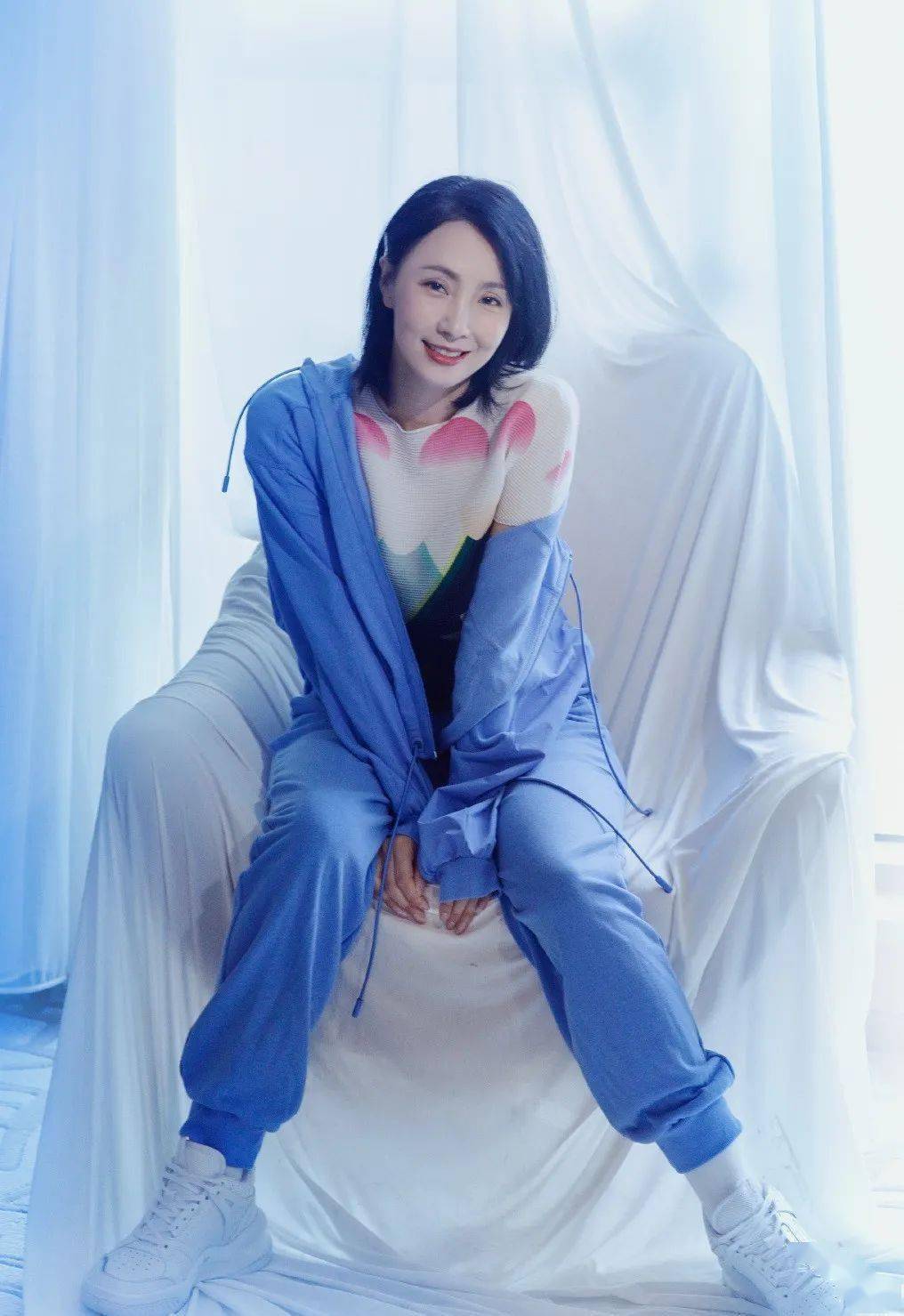 49岁陶虹穿衣越来越少女,扎马尾搭印花裙吸睛无数,气质感爆满