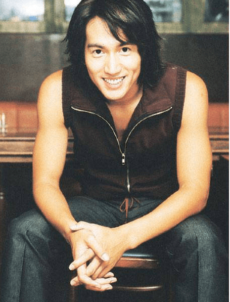 言承旭20年不换发型穿米色西装配牛仔裤很显嫩不愧是冻龄男神