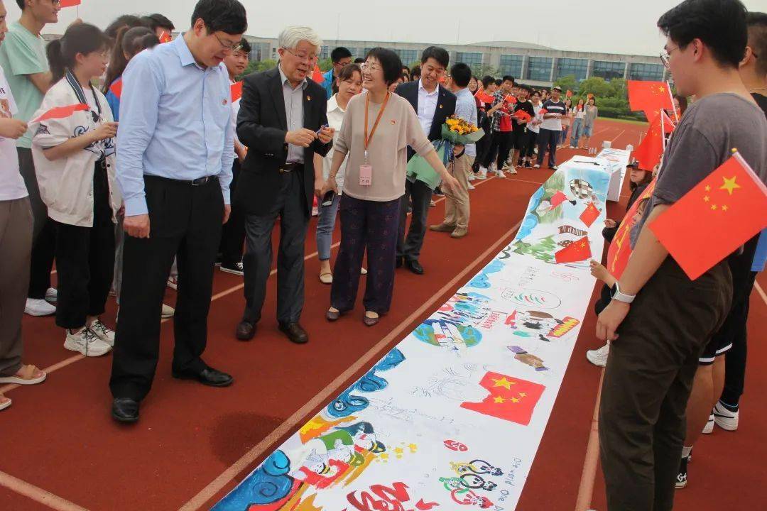 百米画卷师生手绘百米长卷献礼建党百年化工学院百米长卷绘蓝图主题