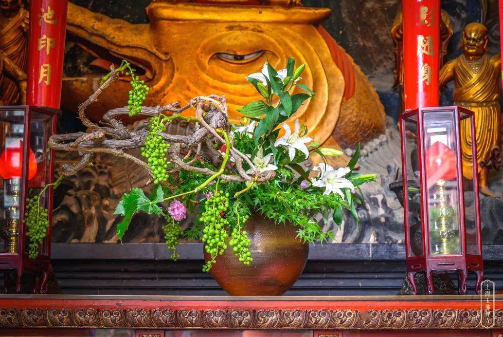 花作品在这个香期里都会走进寺院遍礼诸佛菩萨无论艳阳或是风雨佛弟子