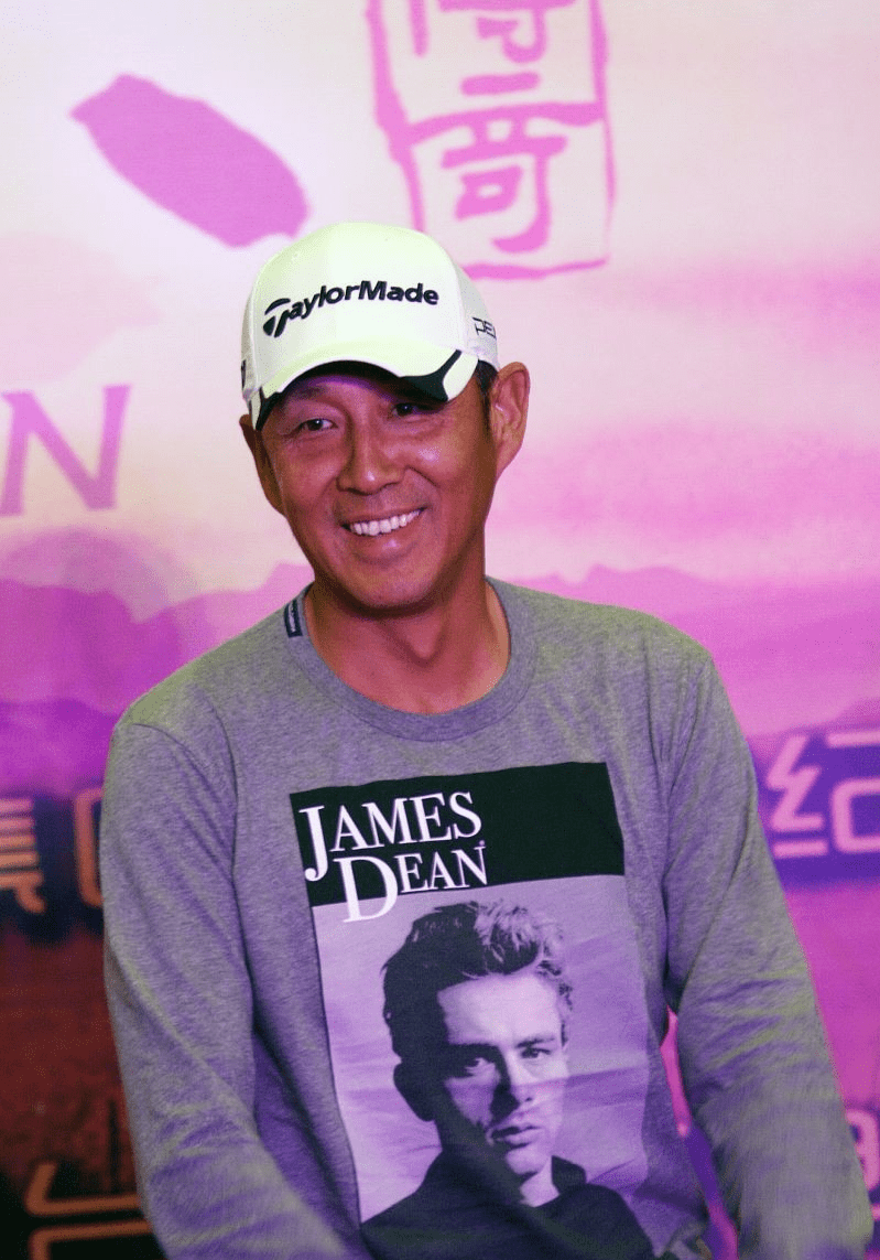 陈道明越老越有魅力黝黑肤色反成加分项穿t恤也成熟稳重