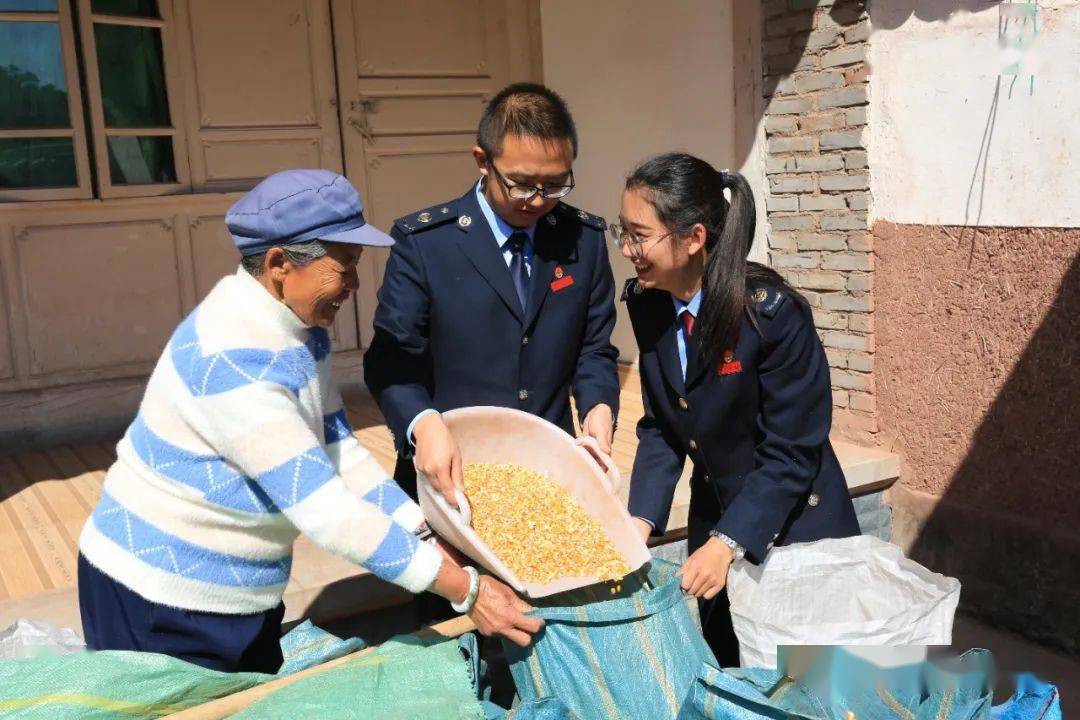 办税服务厅干部职工先后与牛街乡直捷村委会21户建档立卡户结成帮扶对