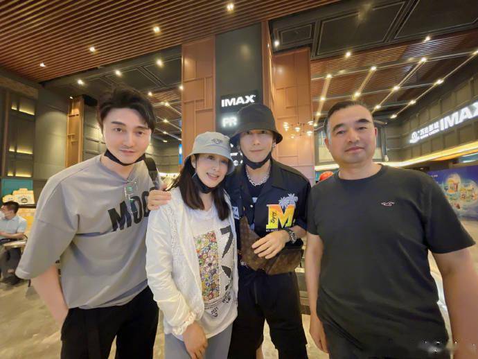 50岁钟丽缇疑怀四胎?小腹微凸不见腰,曾去普陀山求子