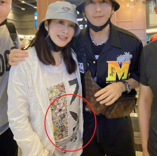 50岁钟丽缇疑怀四胎?小腹微凸不见腰,曾去普陀山求子