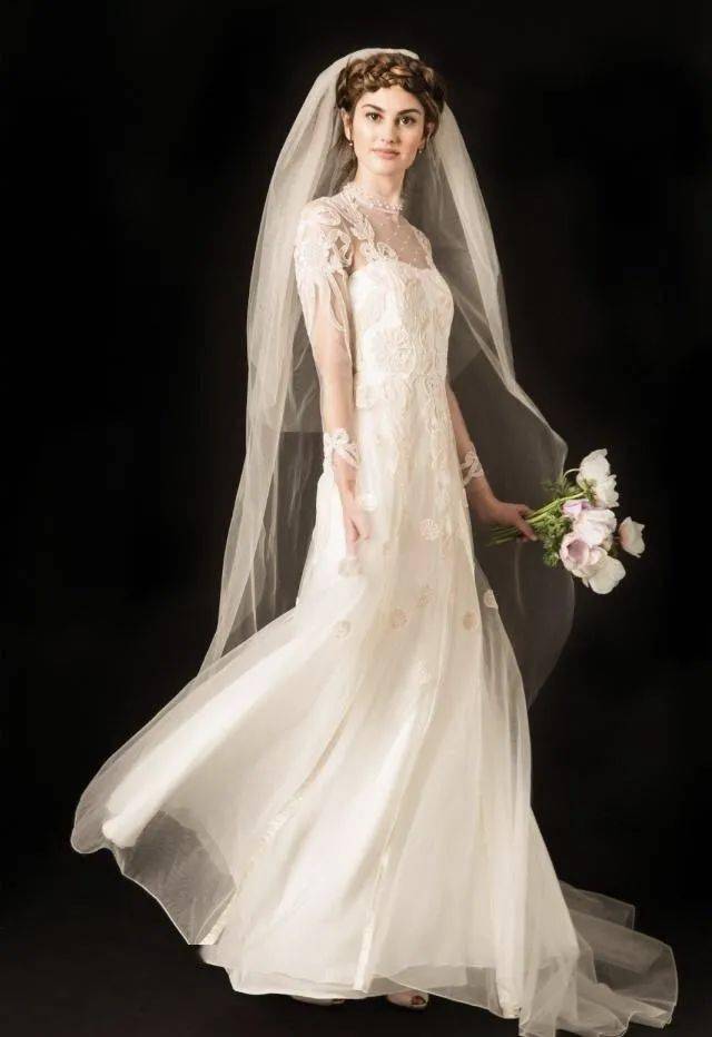 【婚纱设计图】迪士尼公主的婚纱礼服！（英皇体育官网大裙摆白色你喜欢哪一款？）(图2)