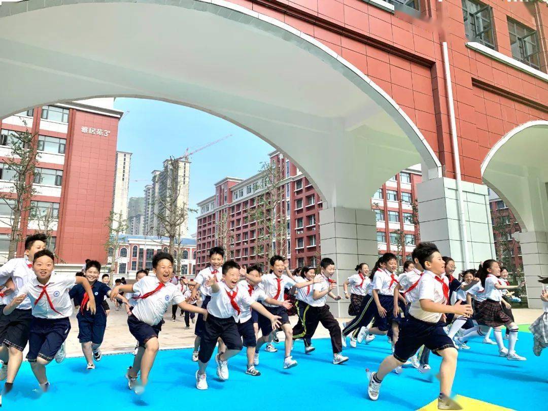 听说这座花园特别美商丘工学院附属兴华学校全体学生及家长代表参观新