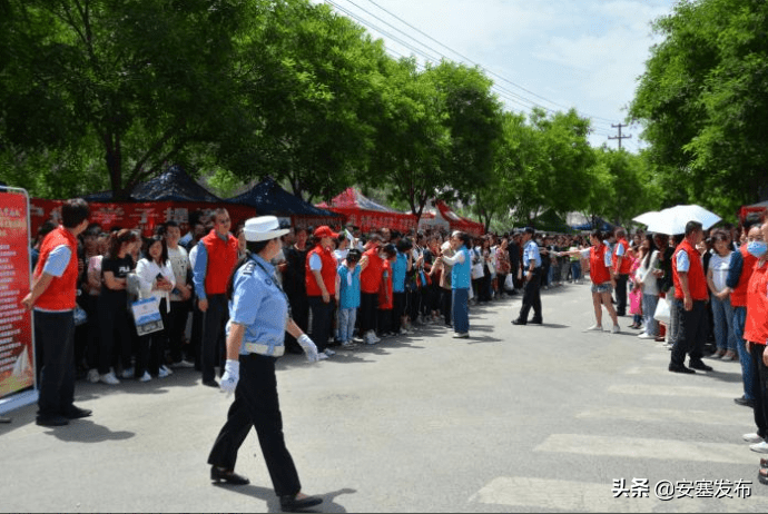 我为群众办实事•护航高考 安塞交警大队圆满完成高考交通安保工作 考生