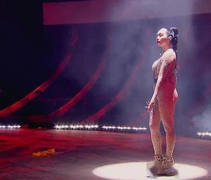 50岁钟丽缇疑怀四胎?小腹微凸不见腰,曾去普陀山求子