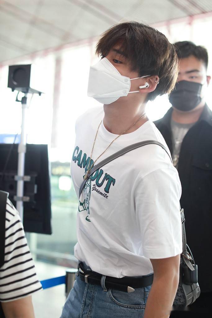 黄旭熙刘海挡眼难掩帅气 被热情粉丝"围攻"人气旺盛_机场