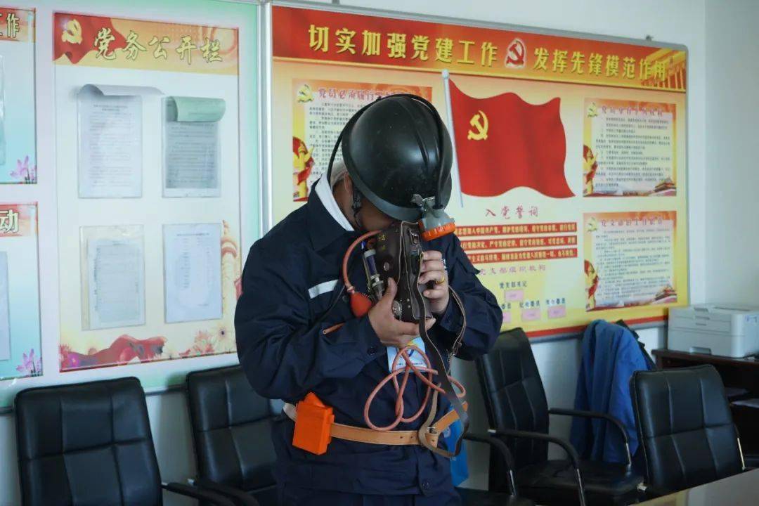 比赛中,参赛选手分别对光学瓦斯检定器故障判断,完好仪器选定,实测