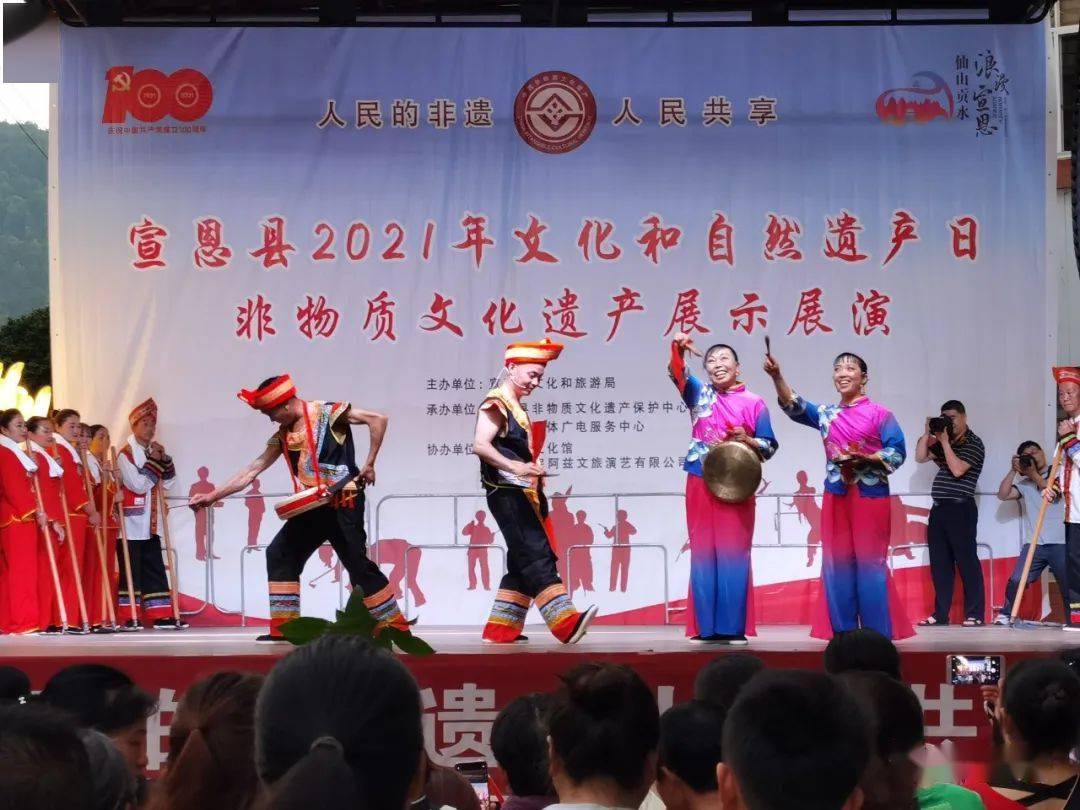 一批具有代表性的宣恩文化遗产轮番上阵,薅草锣鼓,三棒鼓,滚龙连厢