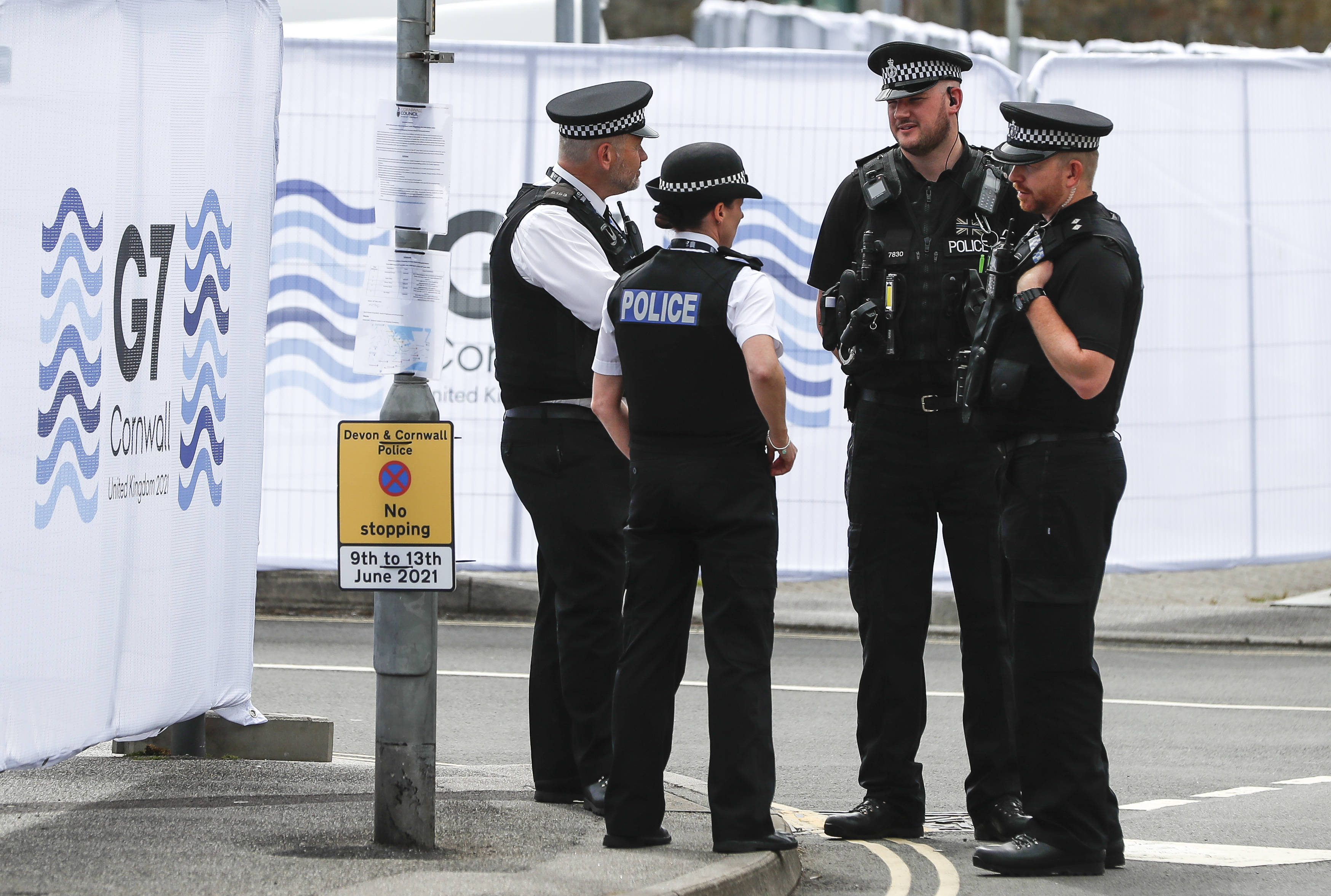 6月11日,警察在位于英国康沃尔郡法尔茅斯的七国集团峰会新闻中心外