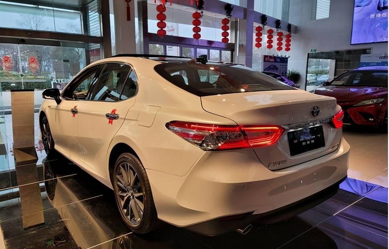 2021款凯美瑞实拍沃德十佳内饰41l油耗是亮点家用不二之选