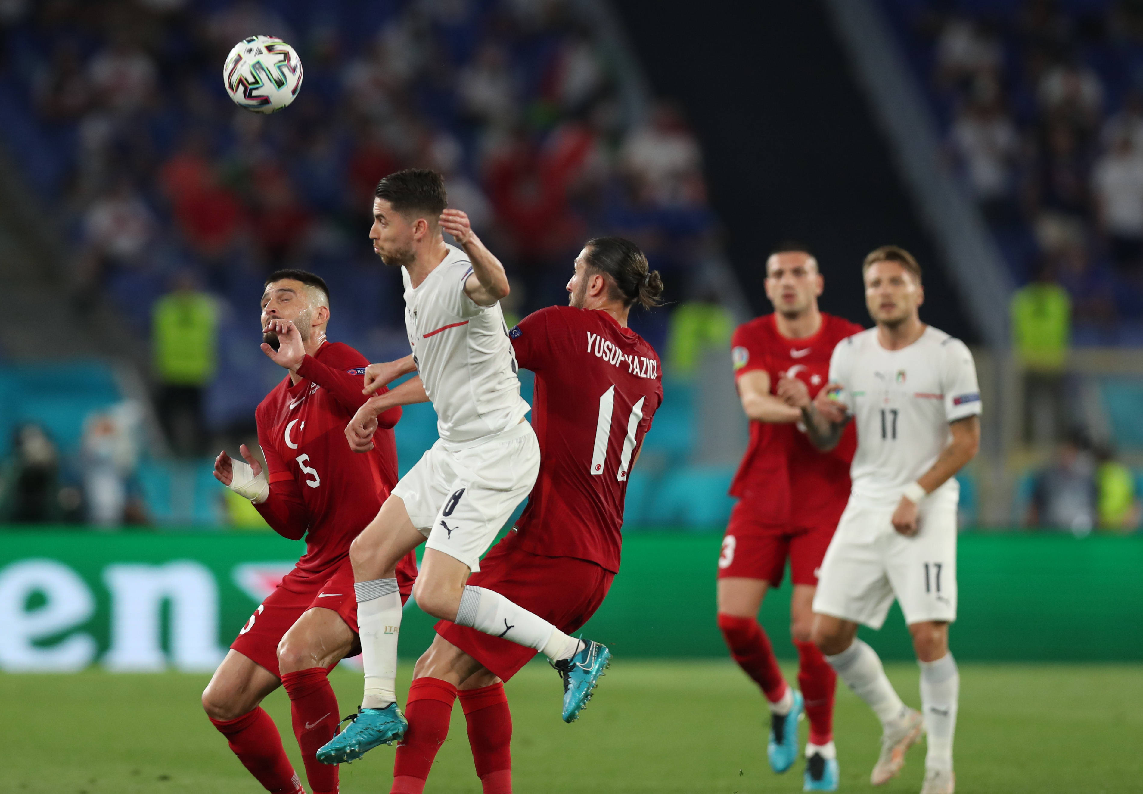 新华社照片,罗马,2021年6月12日6月11日,意大利队球员若日尼奥(左二)