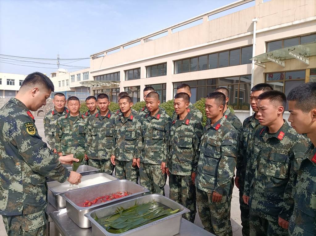 武警天水支队官兵包粽子迎"端午"