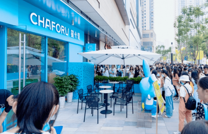 王俊凯家奶茶店开业堪比演唱会现场,凯爸被挤
