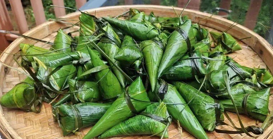 丫山端午美食不仅有粽子哦还有同是箬叶包裹的芭蕉米果丫山美食,真正