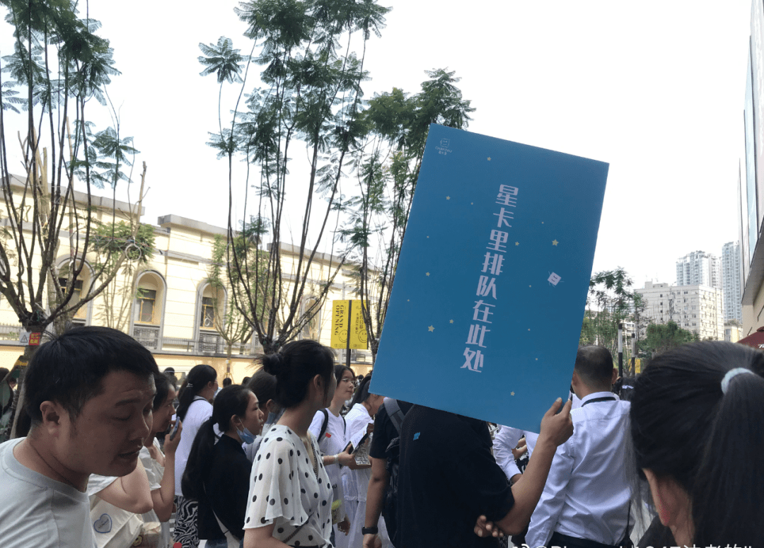 王俊凯家奶茶店开业堪比演唱会现场,凯爸被挤