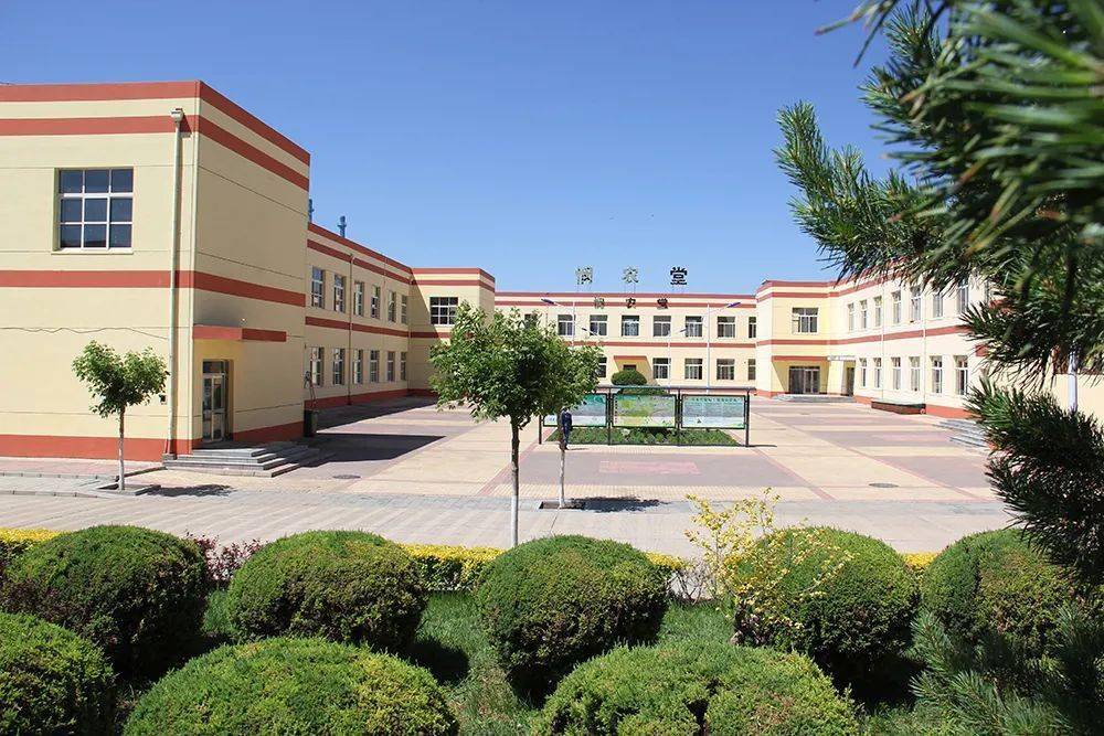 在这里让每一名学生在舒适宜人的环境中成长通辽新城第一中学