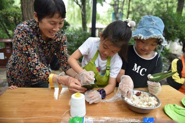 端午節趵突泉公園舉行香聚端午包粽子比賽