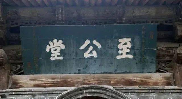 时间拉回到清朝乾隆年间,有一天,乾隆皇帝看到顺天府乡试贡院大殿上的