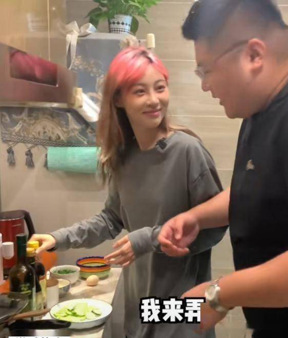 痞幼猴哥住在一起了?俩人共同下厨,痞幼看他的眼神满是爱意