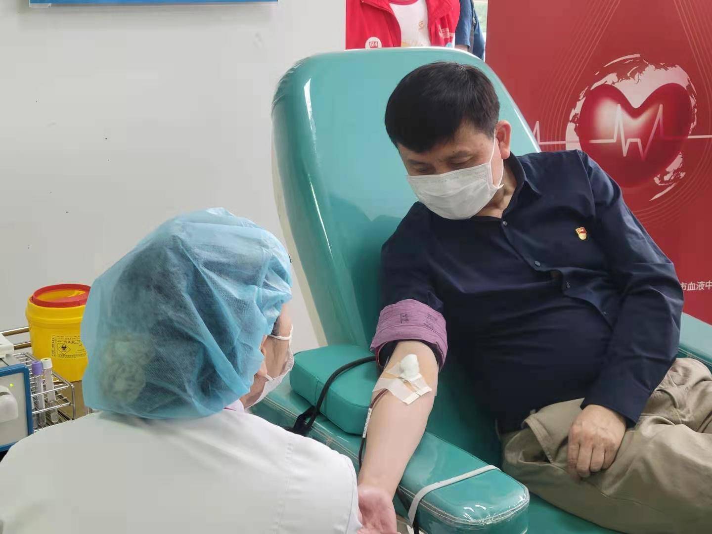 端午送安康,华山医院30余名党团员撸袖献血,张文宏呼吁:符合条件的