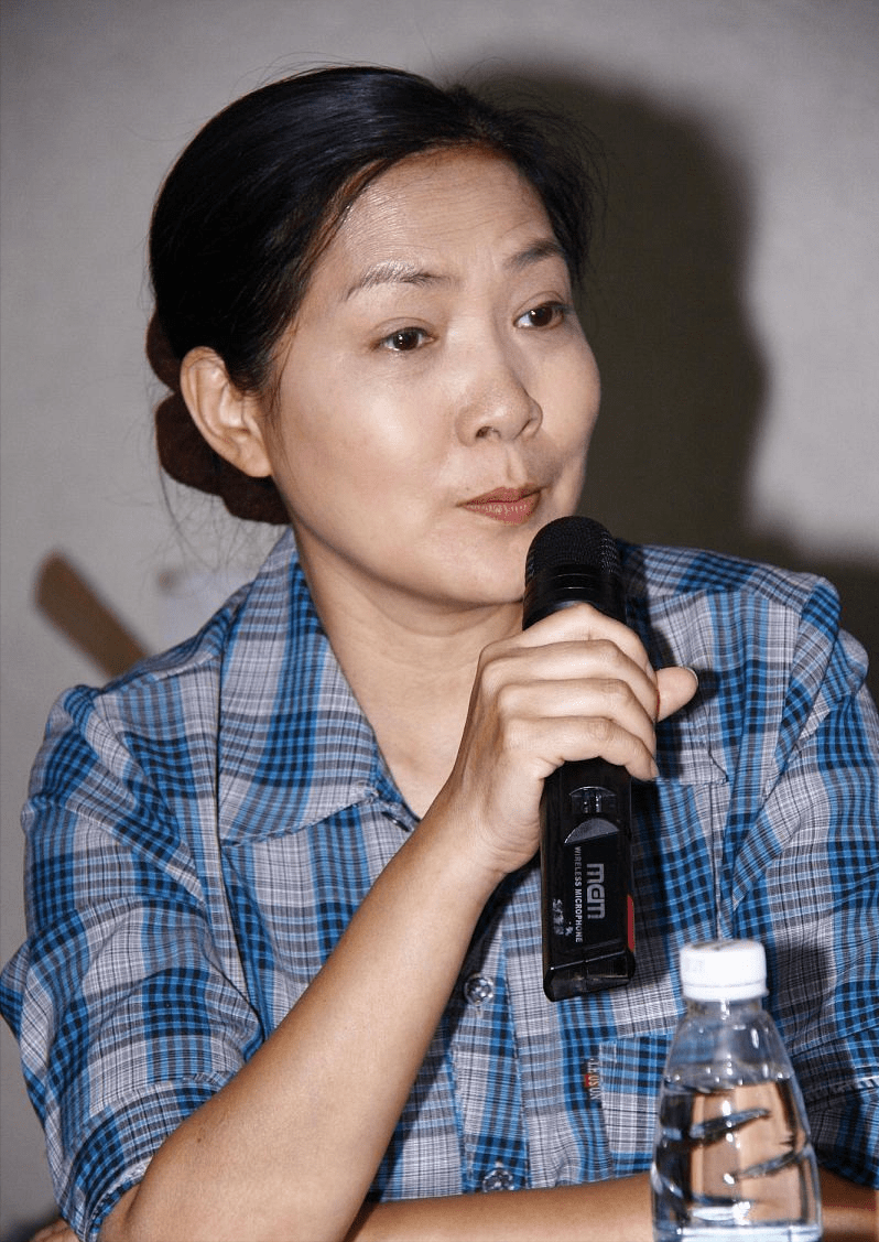 沈丹萍穿格子衫真低调,抬头纹挺真实,却有"妈妈"一样的亲和力