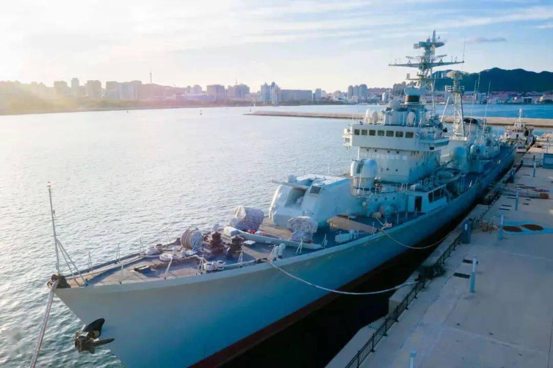 除主体元素驱逐舰外,还添加了军事了望台,太平洋以及象征不屈不挠