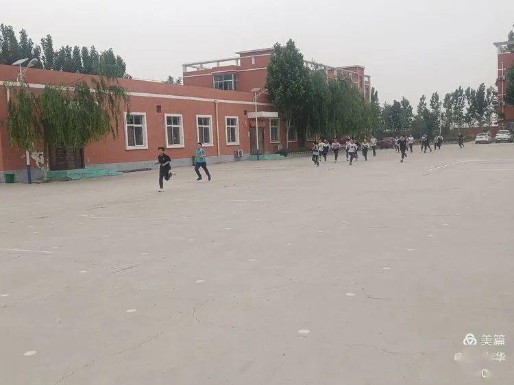 馆陶县路桥中学拔河场上激情四射的学子们