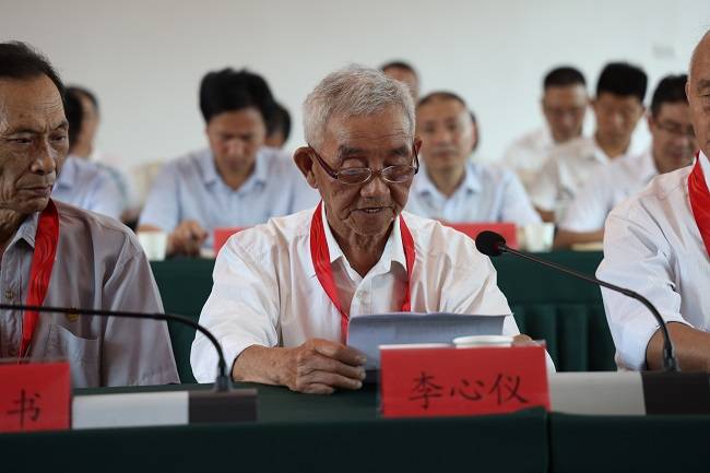 县委副书记龙见强主持会议,县领导刘昌文,石宏敏,陈国胜,吴小勇,杨登