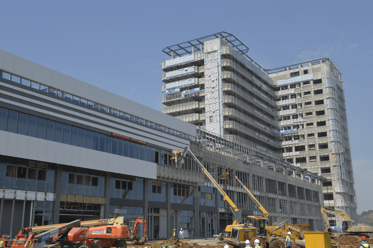 火神山医院运行73天,雷神山医院运行68天,累计治愈患者近5000人,医护