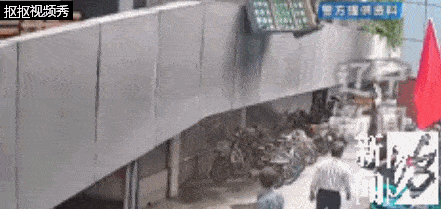 过路老人被坠落沙发砸晕_高空