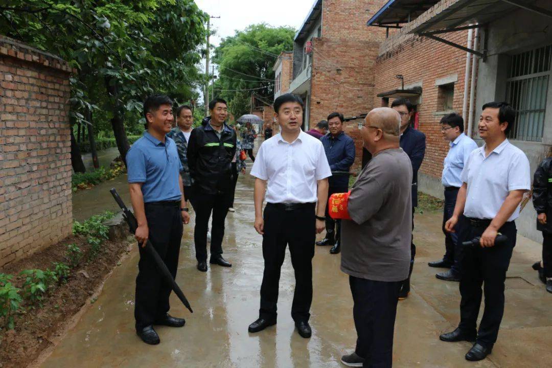 在武功镇龙门村,姚俊峰实地查看了群众房屋隐患情况,详细了解了高崖