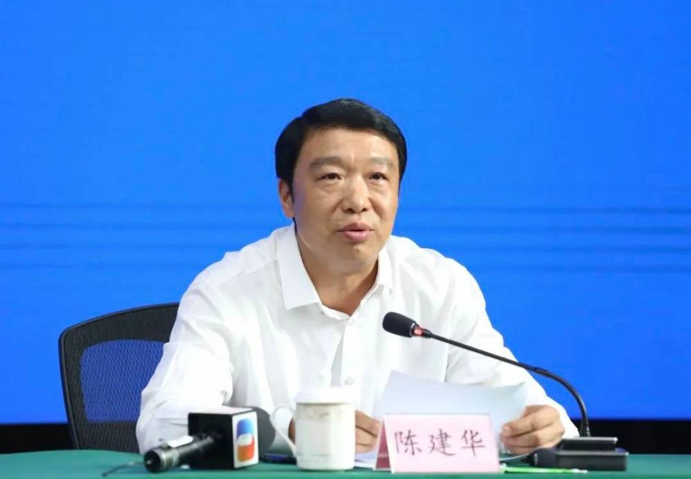 潼南区副区长陈建华介绍了此次协议中关于先进制造业,现代农业,教育