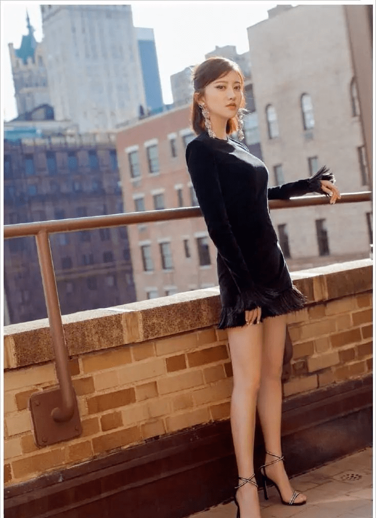 景甜真敢穿一条短裙短到尽头坐下拿包包都挡不住好风景