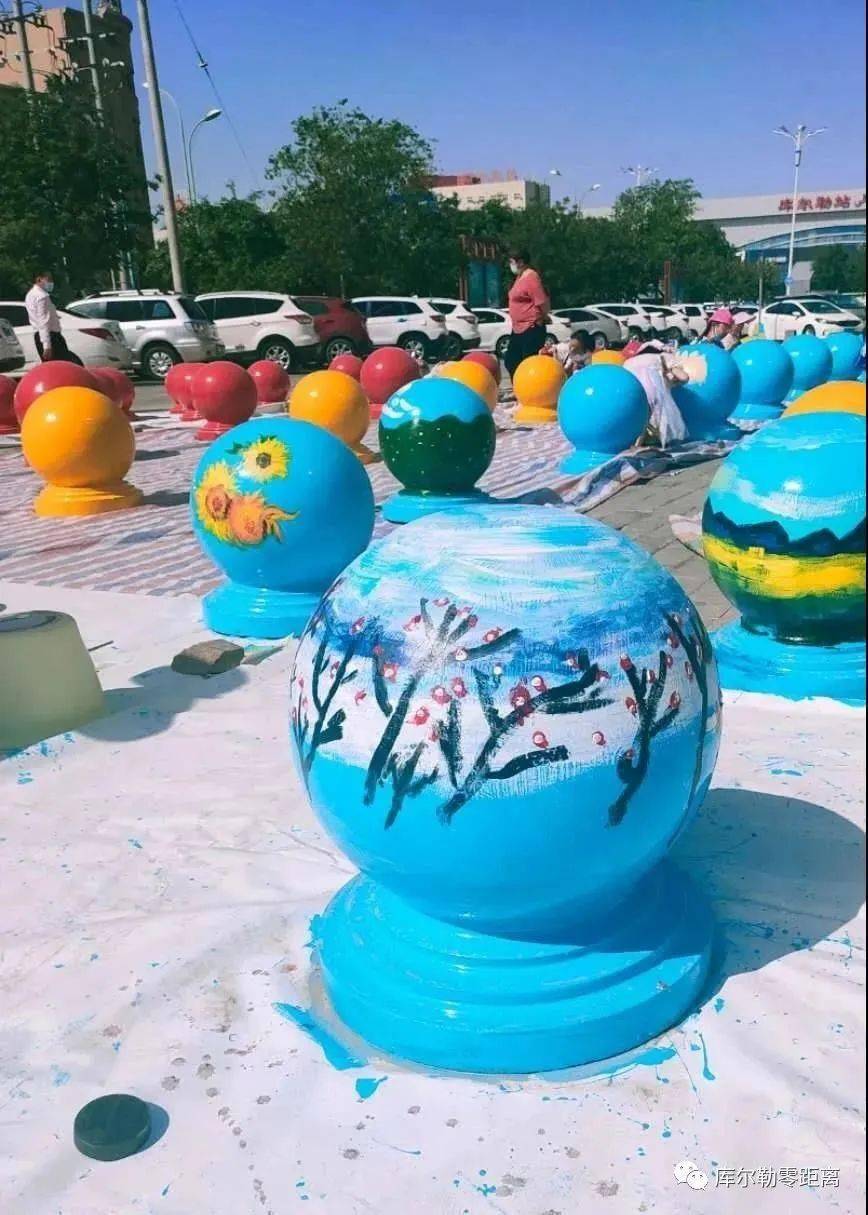 海绵宝宝,小精灵……一个个可爱的卡通形象被描绘在圆圆的石球上,这些