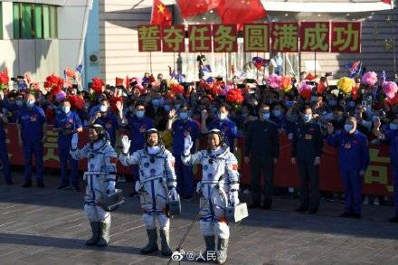 汤洪波|3名航天员迎着朝阳出发
