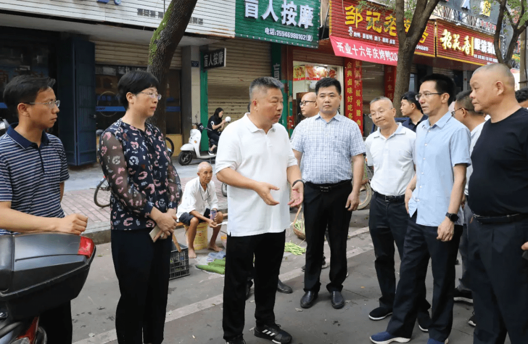 6月16日,县委书记吴自胜率队深入我县部分城区就环境综合整治工作