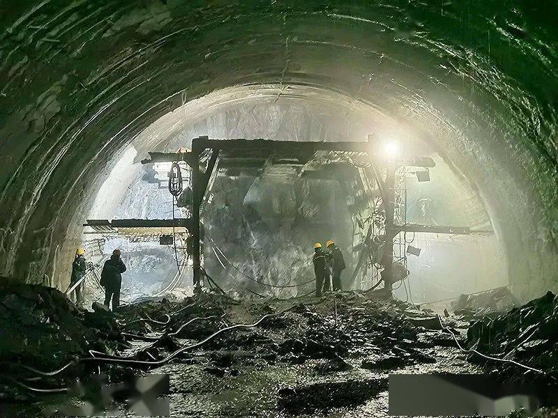 桥隧创新周周探折多山隧道