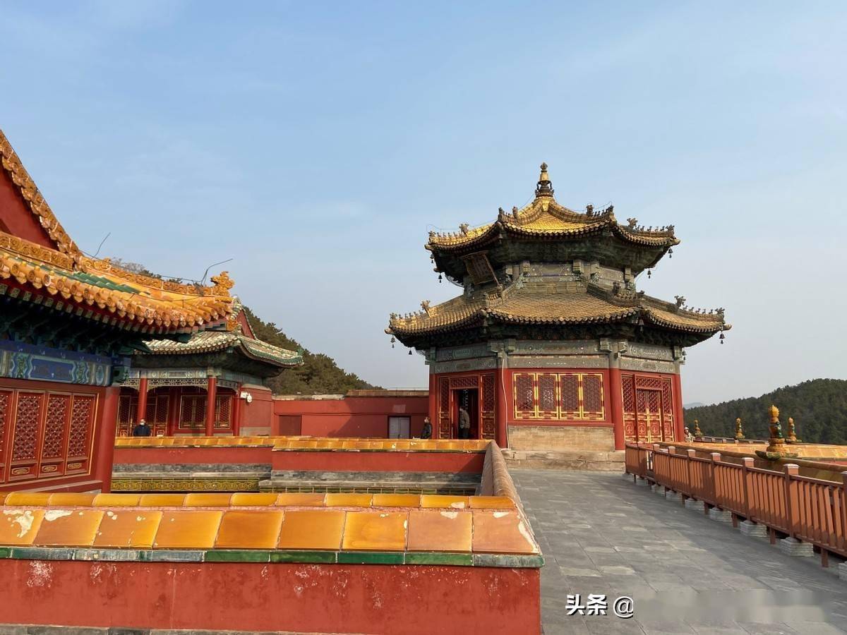承德普陀宗乘之庙红色白色和金色