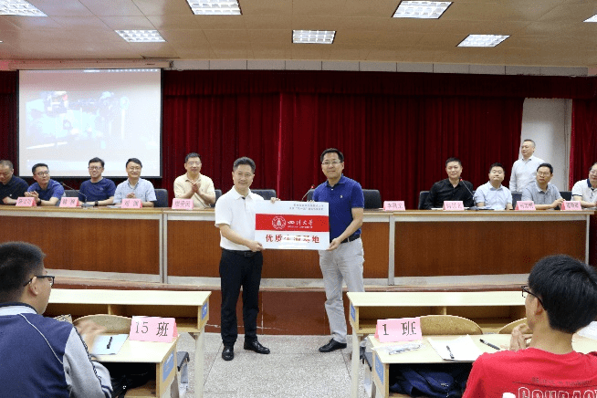 安岳中学校长刘永辉首先致开场词,他对我校进行了简要介绍,简述了安岳