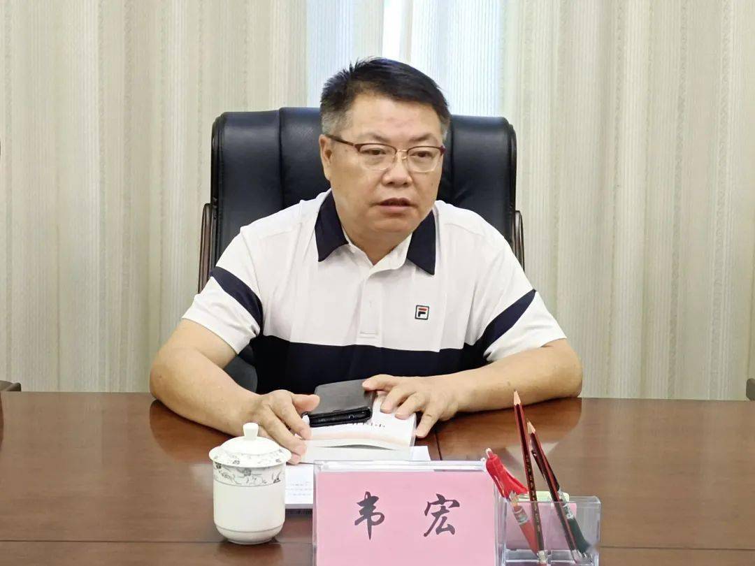 市民政局党组书记韦宏主持会议并谈感悟市民政局党组成员,副局长陈署