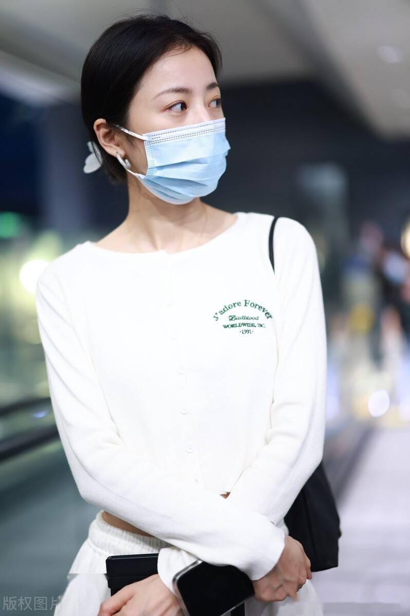 街拍:周雨彤白色露脐短上衣 运动裤 绿色帆布鞋清爽休闲_机场