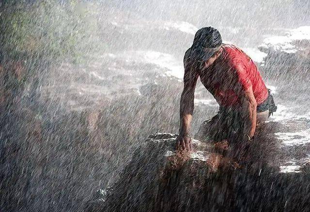 127小时影评当身处绝境时如何才能化险为夷