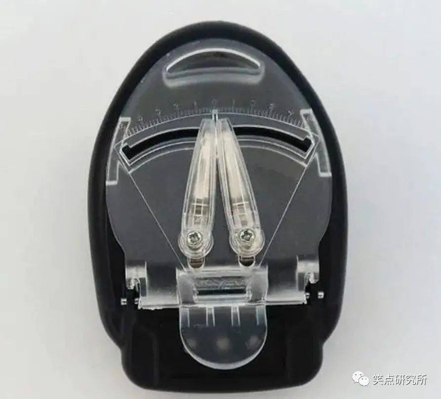 从这位女士昂首挺胸的站姿我就认定她是有理的